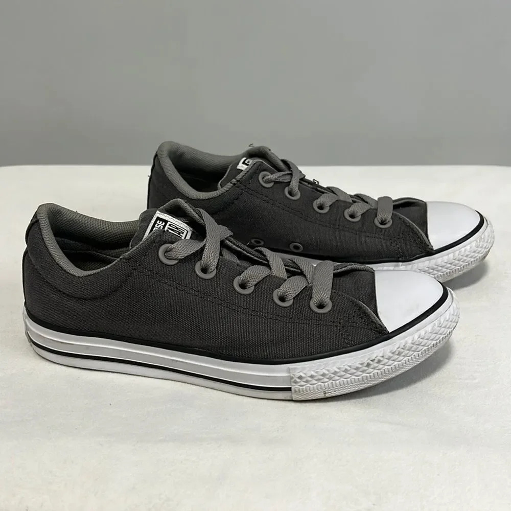 Converse || Junior Chuck Taylor All Star Classic Sneakers in Gray size 3.